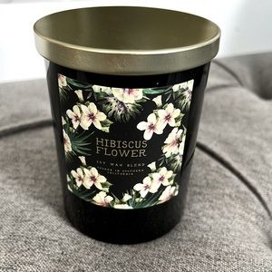 Hibiscus Flower candle by Leoben Company